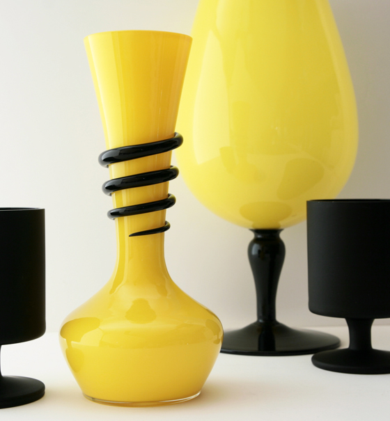 Bohemian Tango Glass Yellow and Black Snake Vase - Image 3